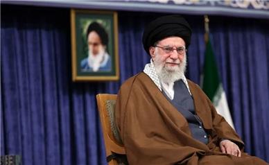 رهبر انقلاب اسلامی خطاب به رئیس‌جمهور آمریکا:
 اصلاً شما چه کاره هستی؟ چه ربطی به آمریکا دارد که ایران امکانات و صنعت هسته‌ای دارد یا ندارد